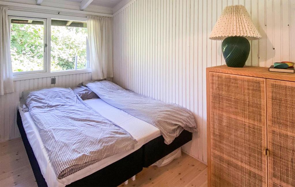 Een bed of bedden in een kamer bij Gorgeous Home In Tisvildeleje With Wifi