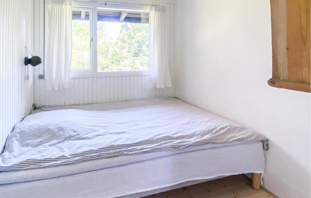 Een bed of bedden in een kamer bij Gorgeous Home In Tisvildeleje With Wifi