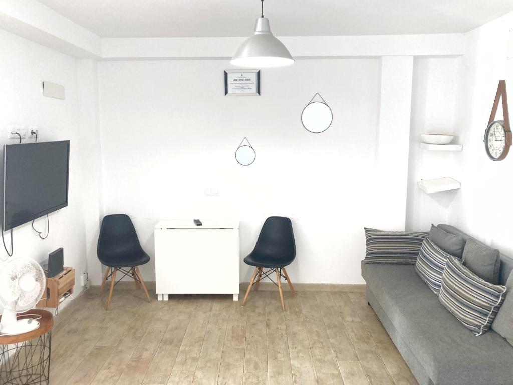een woonkamer met een bank en 2 stoelen bij Shore View II Las Canteras by Canary365 in Las Palmas de Gran Canaria