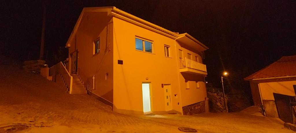 Casa Da Bela Vista- AL N º 155064 في لاميغو: مبنى أصفر مع باب في الليل
