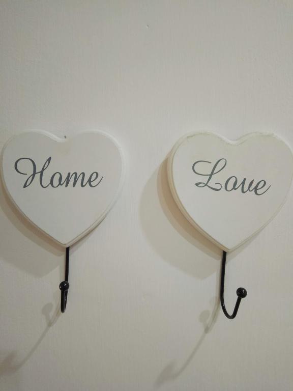 Zwei weiße Herzen mit den Worten Heim und Liebe in der Unterkunft Maison Salerno in Salerno