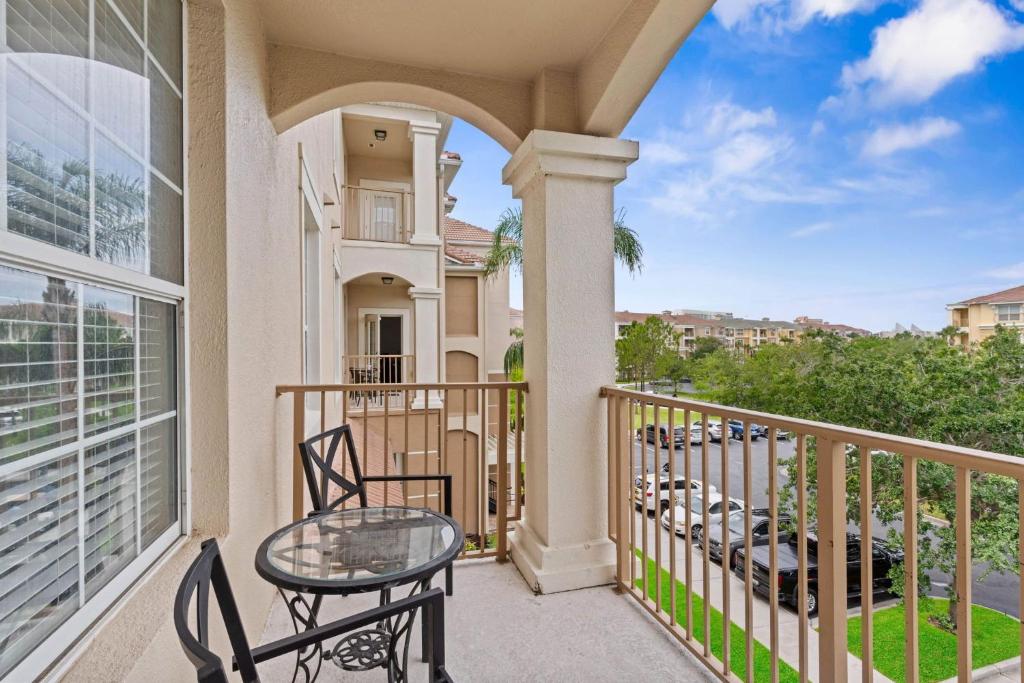 balcón con mesa, sillas y vistas en Top Villas - Vista Cay 213, en Orlando