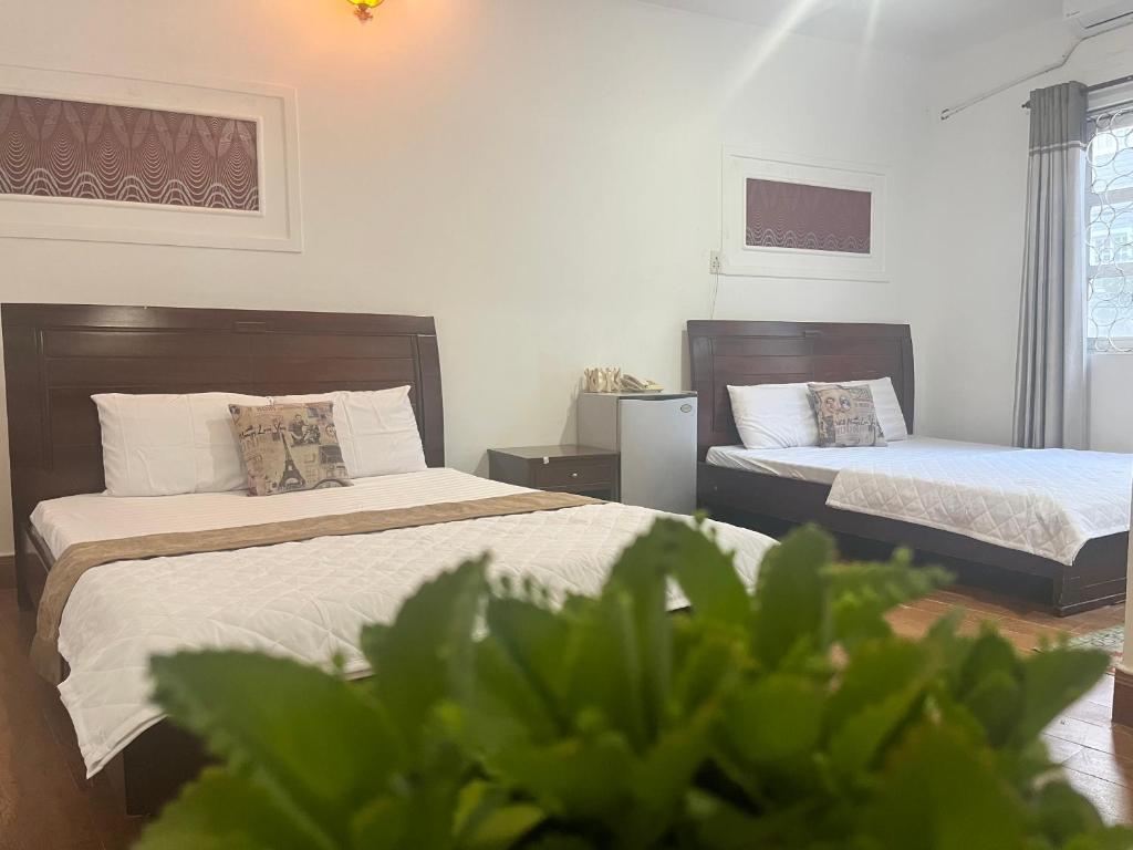 Dwa łóżka w pokoju z w obiekcie Nhật Vân 2 w Ho Chi Minh