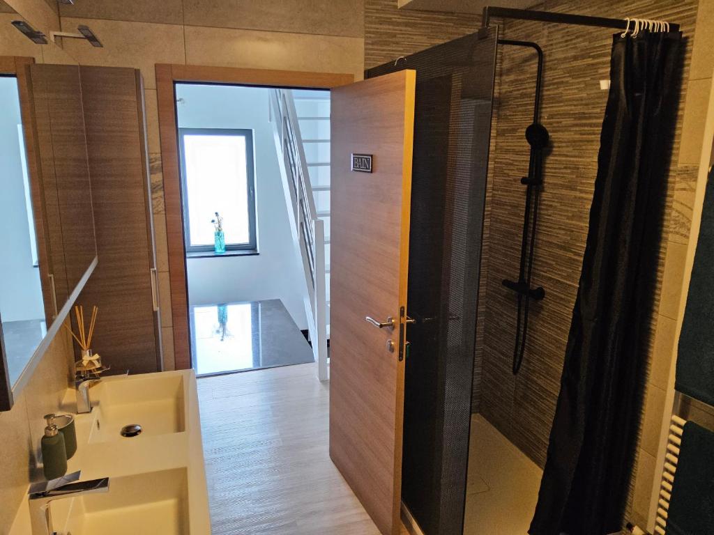 Koupelna v ubytování Chambre deluxe au 2ème étage, chambre double au 4ème étage NOT A HÔTEL