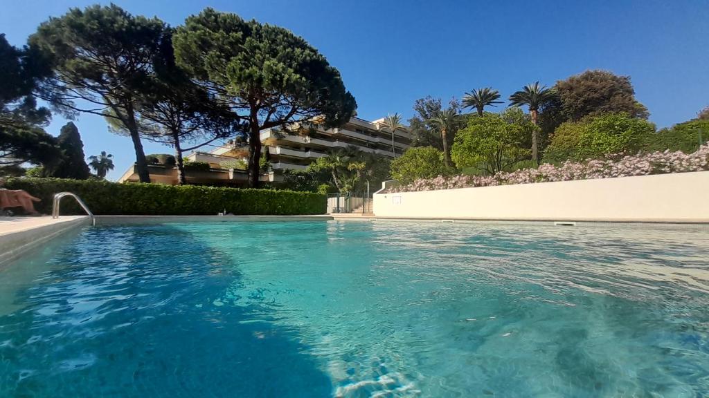 Swimmingpoolen hos eller tæt på Le Château de la Pinède - début Cap d'Antibes - garden flat, swimming pool, tennis