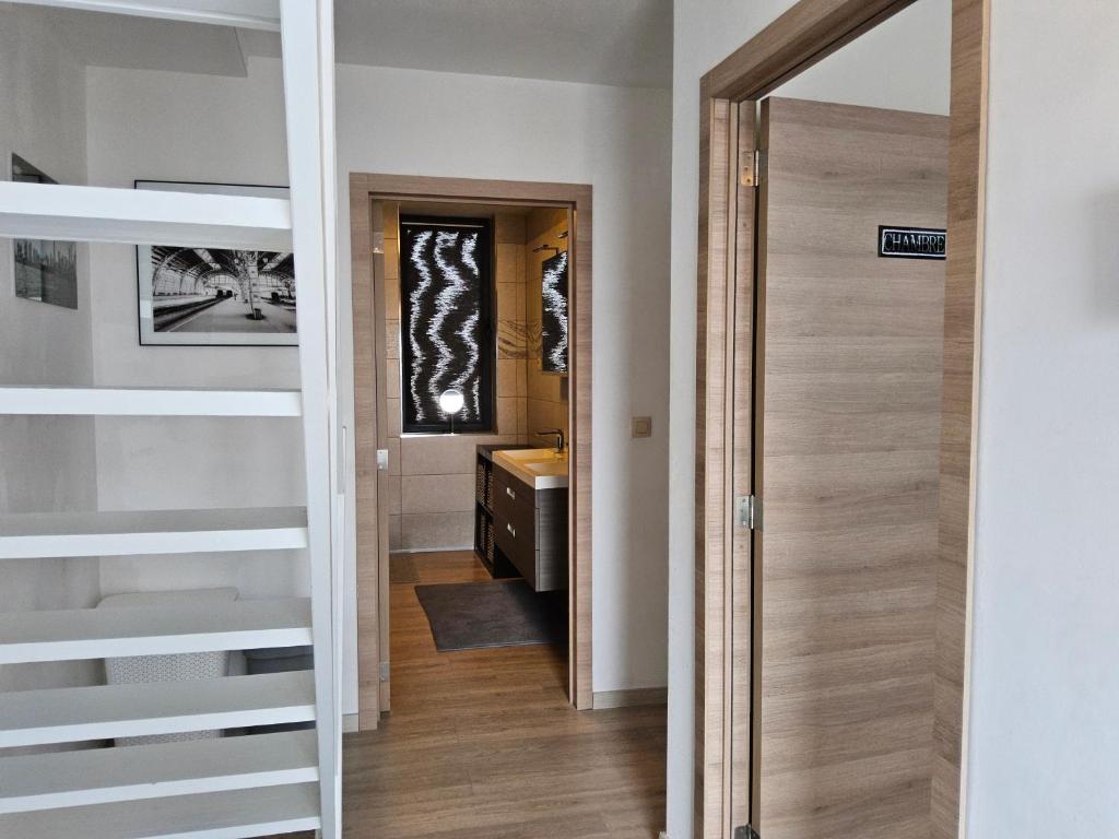 Postel nebo postele na pokoji v ubytování Chambre deluxe au 2ème étage, chambre double au 4ème étage NOT A HÔTEL