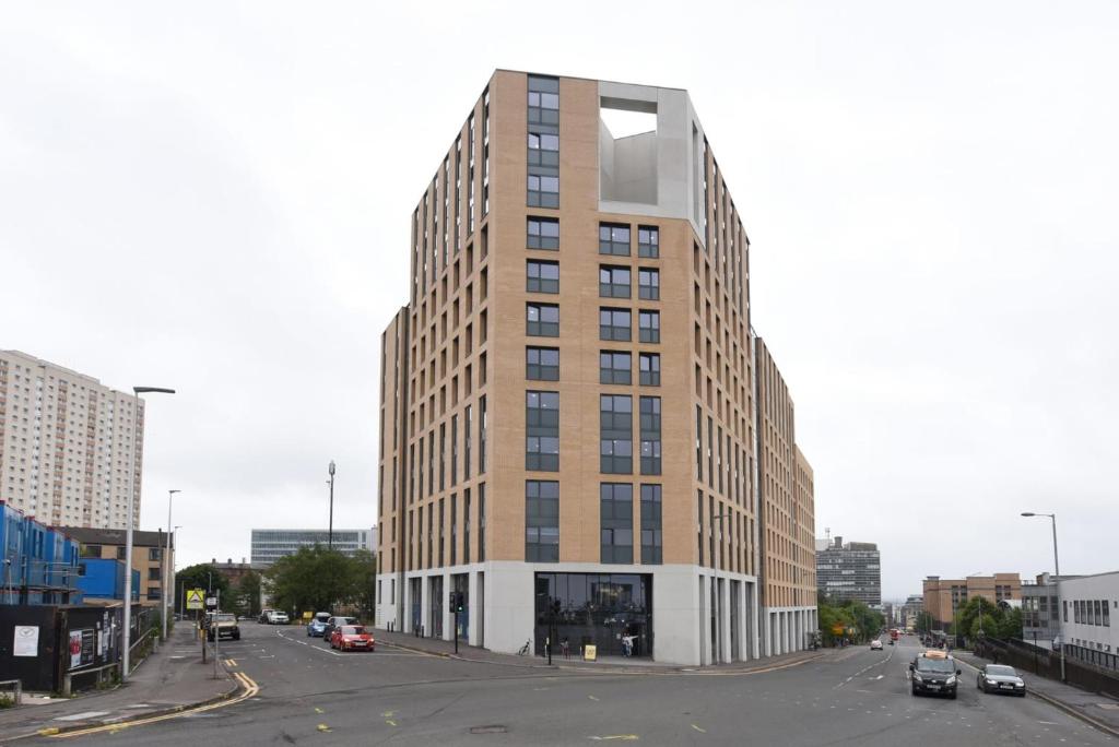um edifício alto numa rua numa cidade em For Students Only Cosy Ensuite Rooms With Private Bathrooms at Dobbie's Point in Glasgow em Glasgow