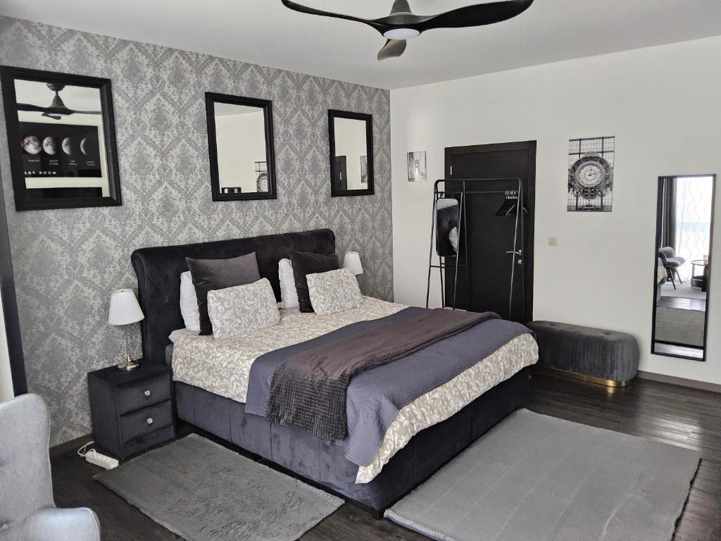 Postel nebo postele na pokoji v ubytování Chambre deluxe au 2ème étage, chambre double au 4ème étage NOT A HÔTEL