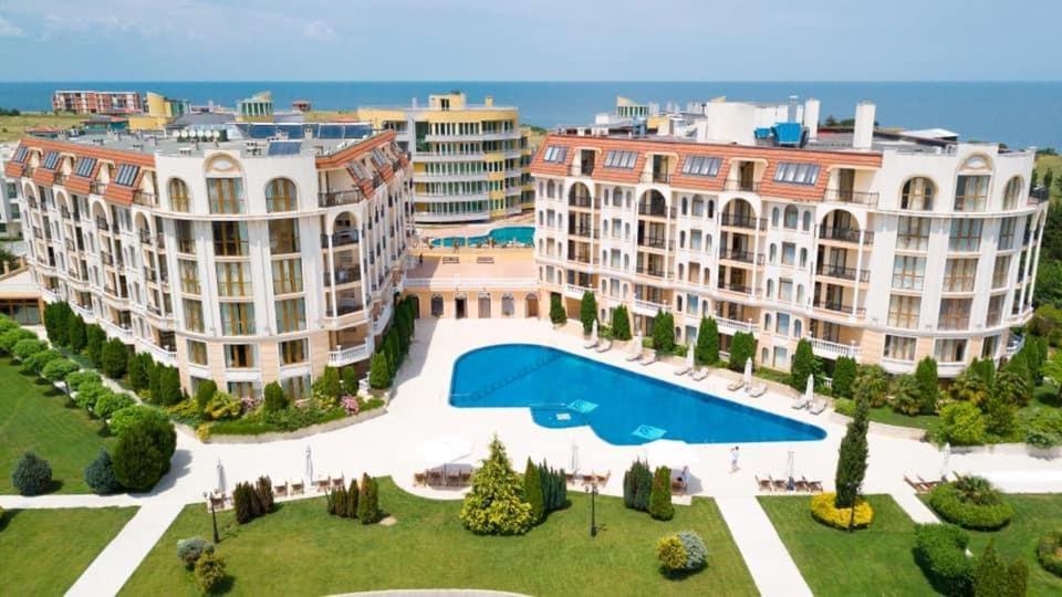 een luchtzicht op een groot gebouw met een zwembad bij Apart Hotel Apolonia Palace in Sinemorets
