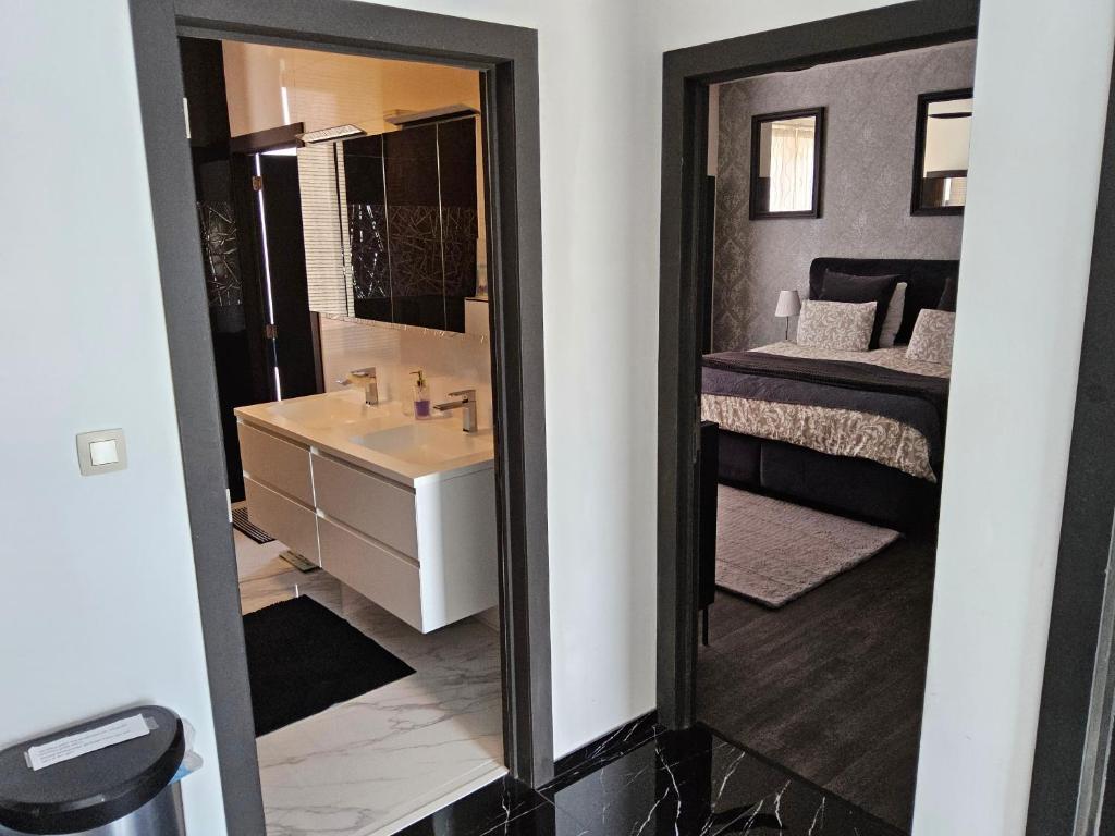 Postel nebo postele na pokoji v ubytování Chambre deluxe au 2ème étage, chambre double au 4ème étage NOT A HÔTEL