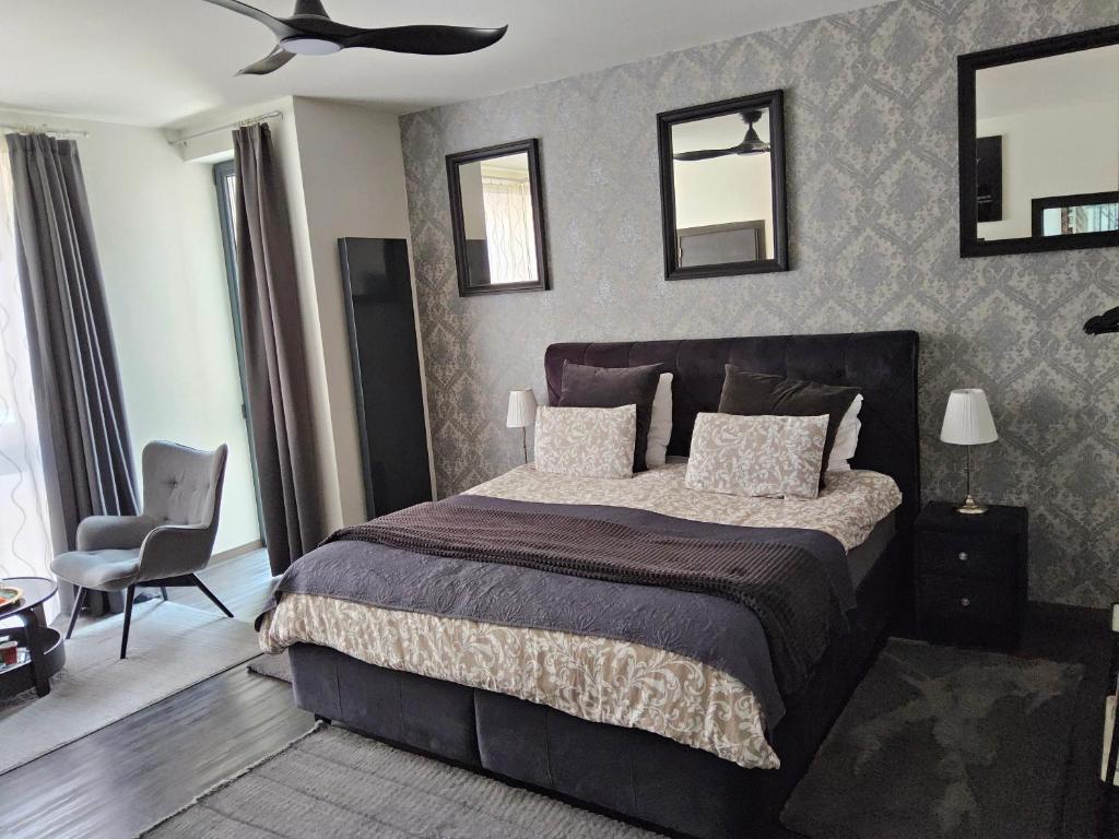 Postel nebo postele na pokoji v ubytování Chambre deluxe au 2ème étage, chambre double au 4ème étage NOT A HÔTEL