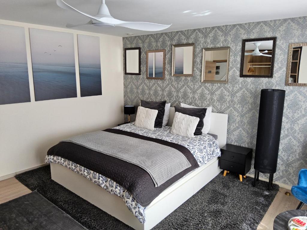 Postel nebo postele na pokoji v ubytování Chambre deluxe au 2ème étage, chambre double au 4ème étage NOT A HÔTEL