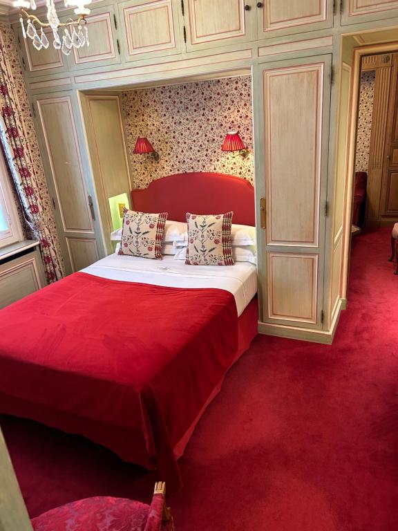 Postel nebo postele na pokoji v ubytování Hôtel Duc De St-Simon
