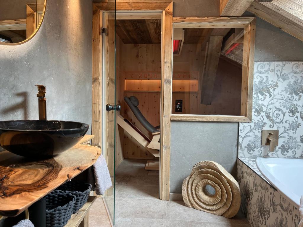 een badkamer met een wastafel en een aanrecht met een kom bij Chalet Apart Hansler in Ehrwald
