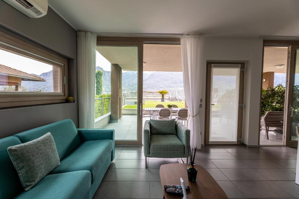 Een zitgedeelte bij Bellagio Village- 4 Apartments by the lake - Seasonal Warm Pool and Sauna