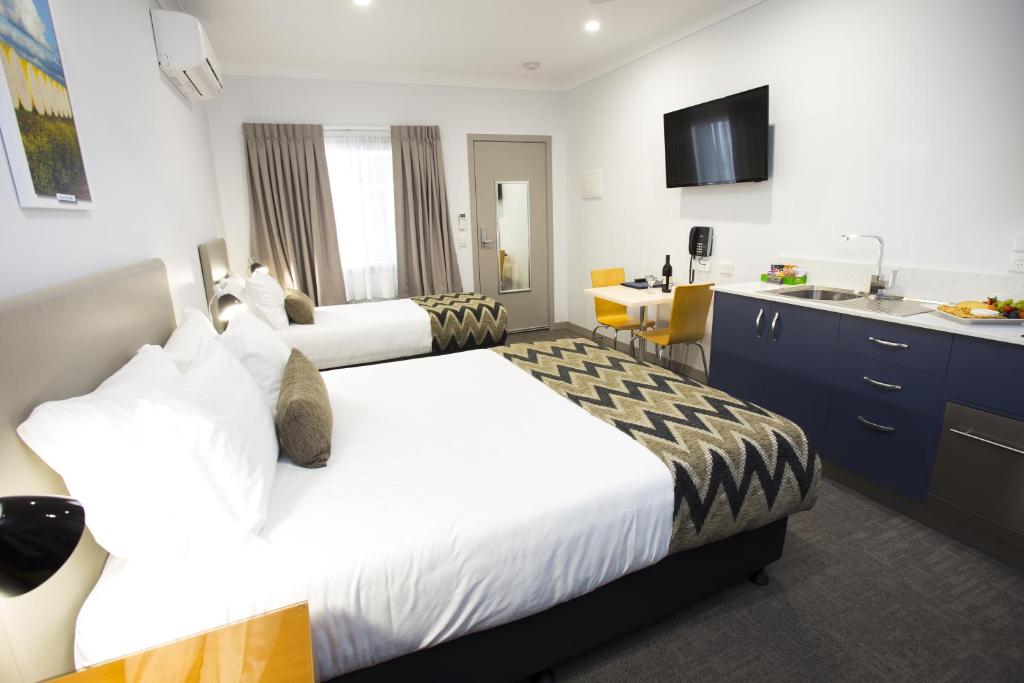 Altitude Motel Apartments - 