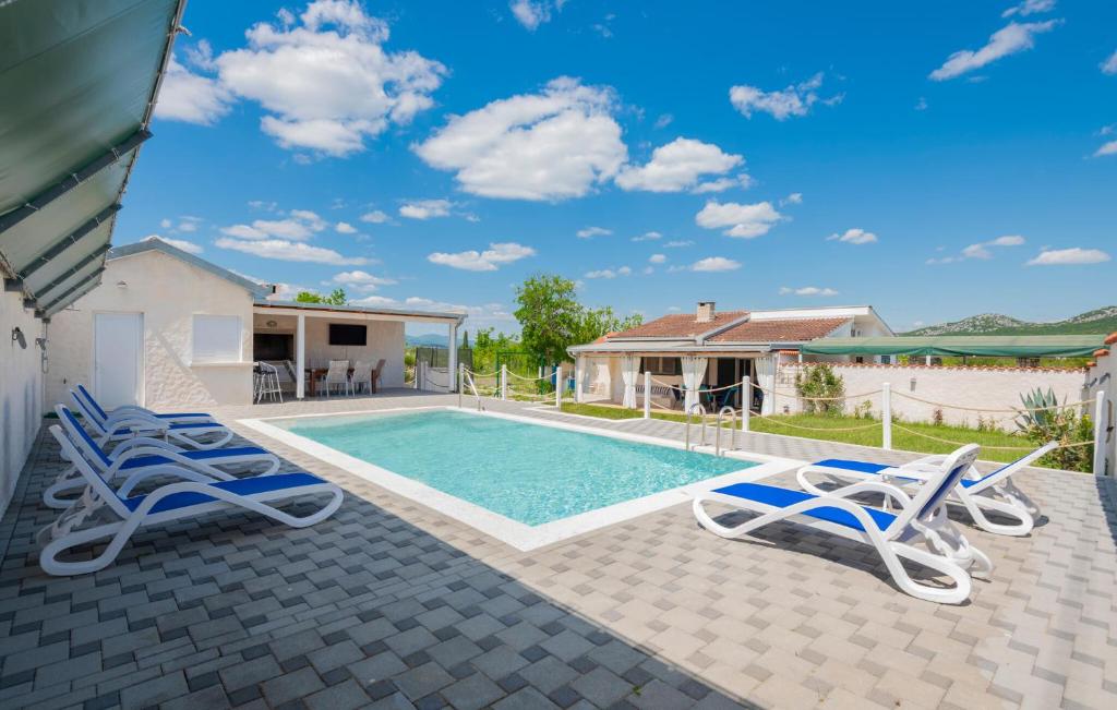 בריכת השחייה שנמצאת ב-Stunning Home In Pozla Gora With Outdoor Swimming Pool או באזור