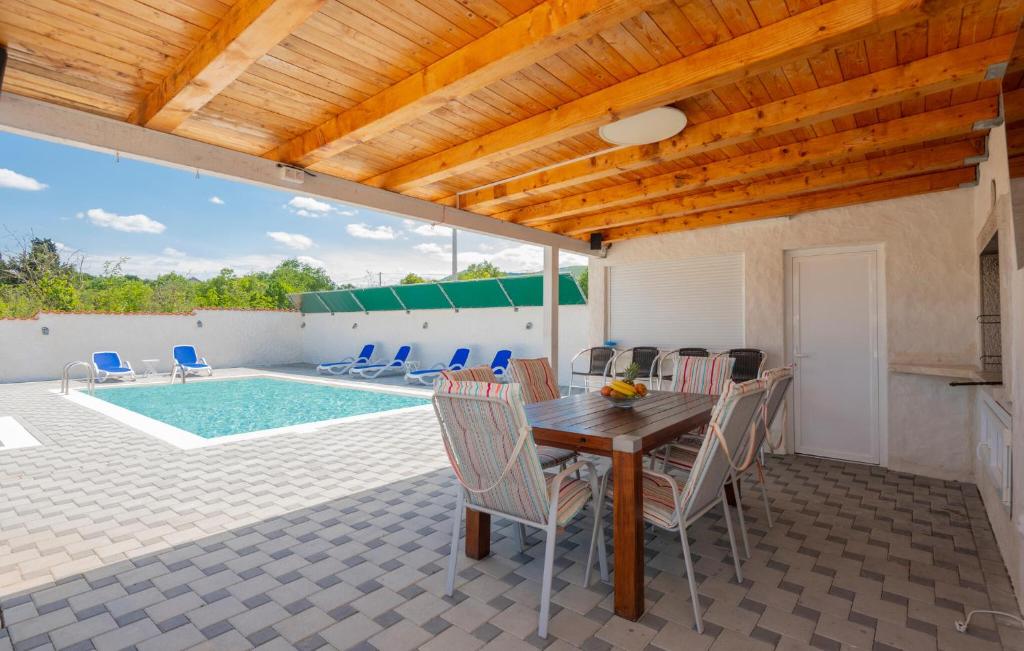 的住宿－Stunning Home In Pozla Gora With Outdoor Swimming Pool，一个带桌椅的庭院和一个游泳池