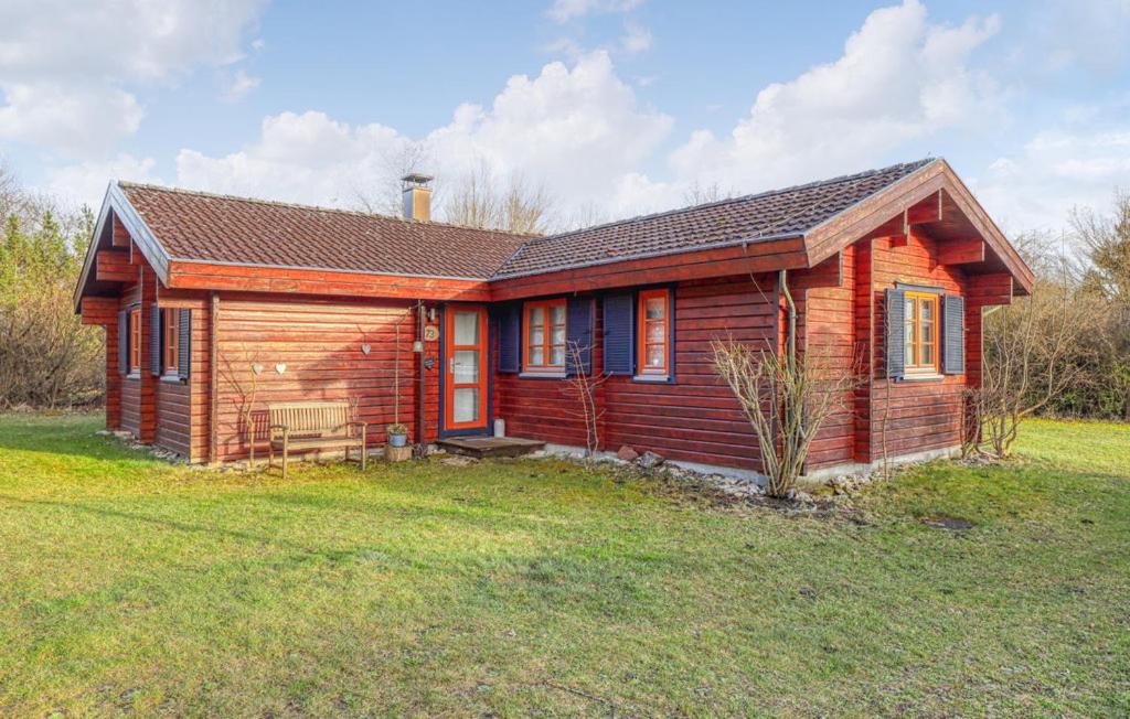 mały drewniany dom na trawniku w obiekcie Ferienhaus Donau 73 w mieście Hayingen