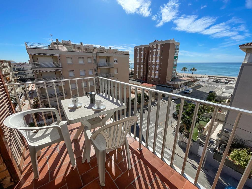 balcón con mesa, sillas y vistas al océano en Apartment Escor, en Segur de Calafell