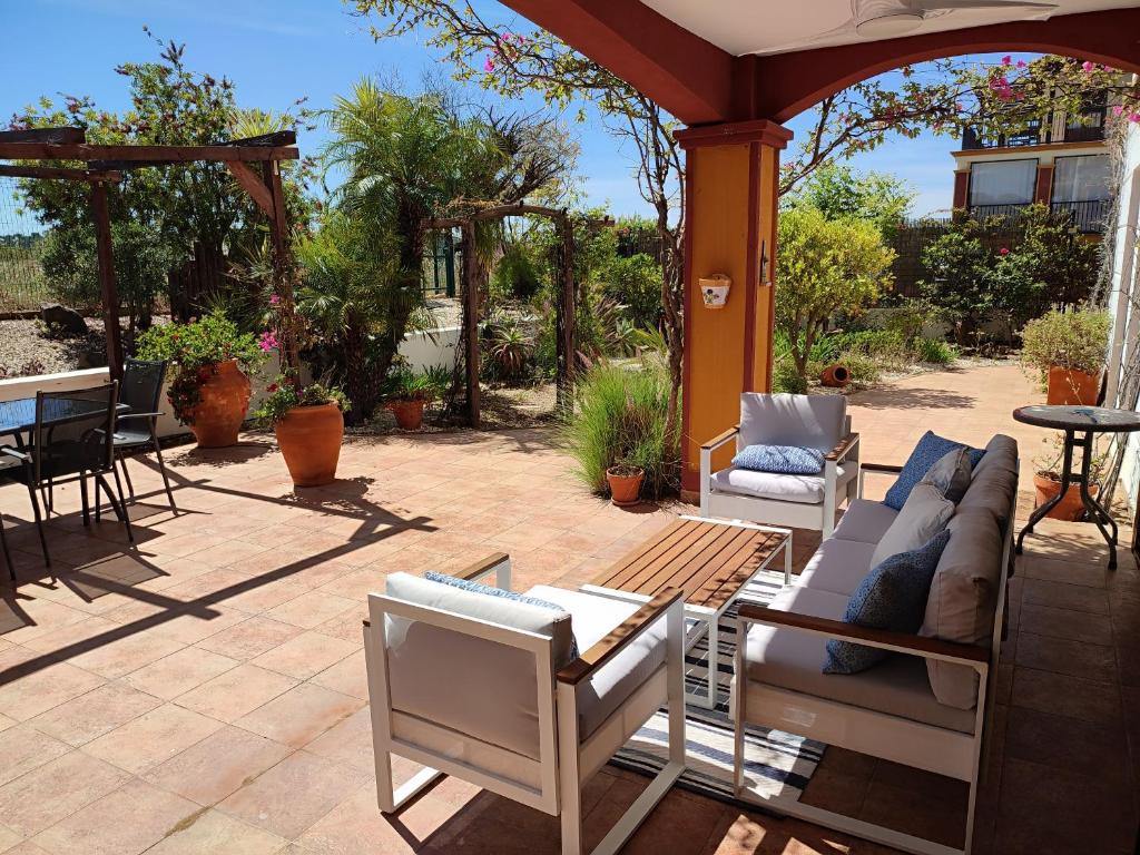 Zdjęcie z galerii obiektu Costa Esuri Ayamonte Las Encinas Luxury 3-bedroom apartment - huge garden w mieście Ayamonte