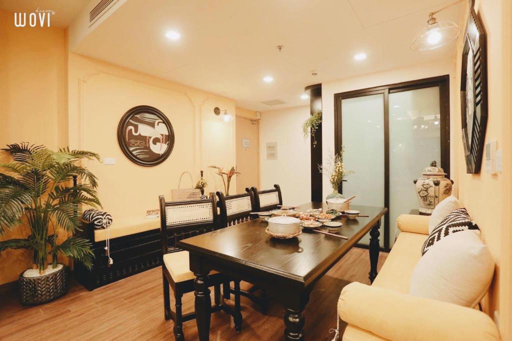 a living room with a table and a dining room at FLC Sea Tower Wins Quy Nhơn in Quy Nhon