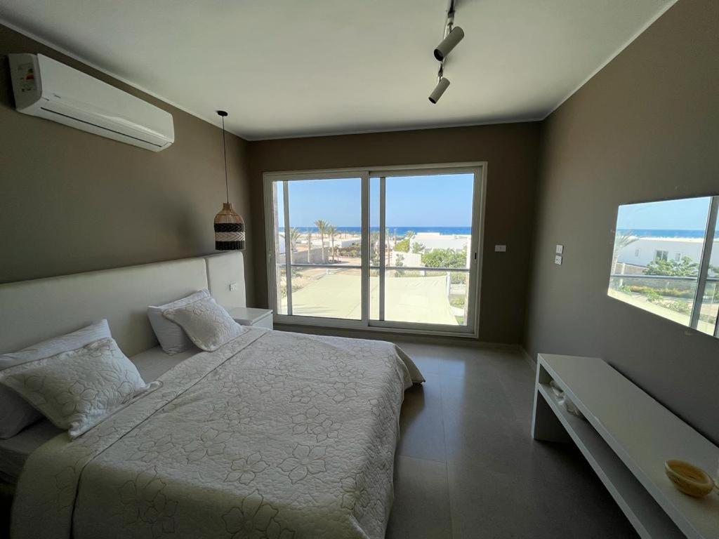 sypialnia z łóżkiem i dużym oknem w obiekcie Villa Almaza 5 bedrooms w mieście Marsa Matruh