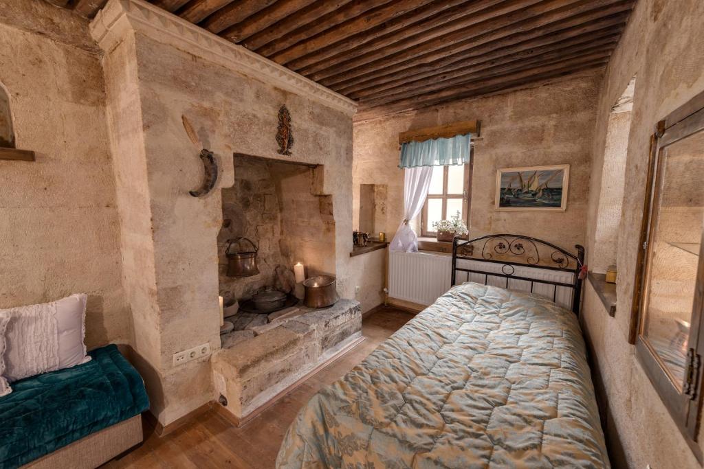 A bed or beds in a room at Hotel Temenni Evi