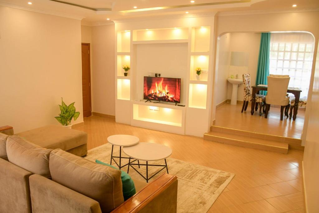 sala de estar con sofá y chimenea en Effie Homes en Naivasha