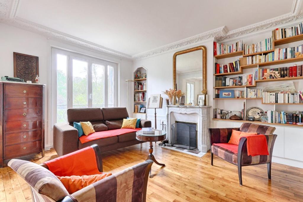 sala de estar con muebles y chimenea en Résidor - Appartement 4P chaleureux et lumineux !, en París