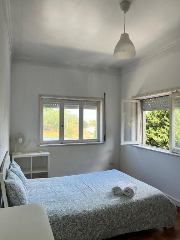 um quarto com uma cama com duas toalhas em Relógio Guest House no Porto