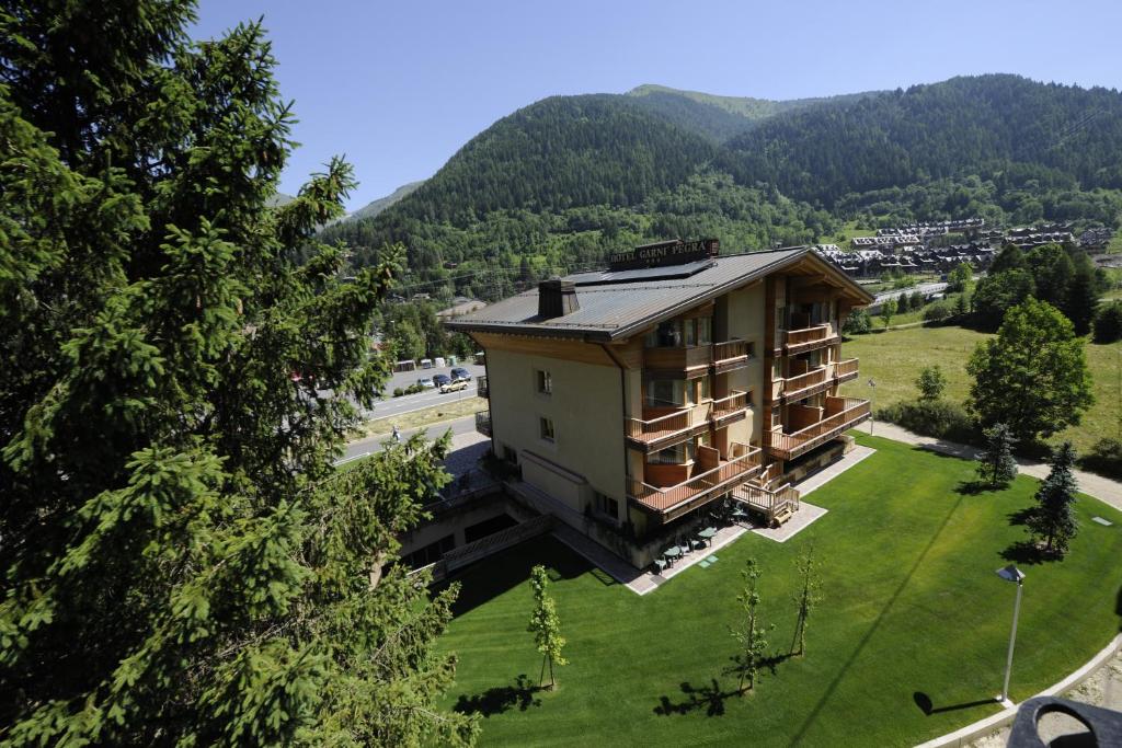 Nespecifikovaný výhled na hory nebo výhled na hory při pohledu z hotelu