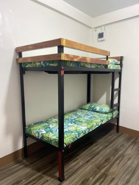 łóżko piętrowe w narożniku pokoju w obiekcie Maria kulafu studio 2 w Masbate