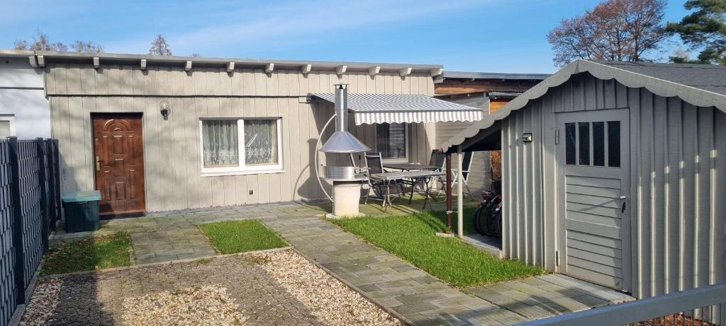 a backyard with a small shed next to a house at Casa Mia 40 am See in Joachimsthal