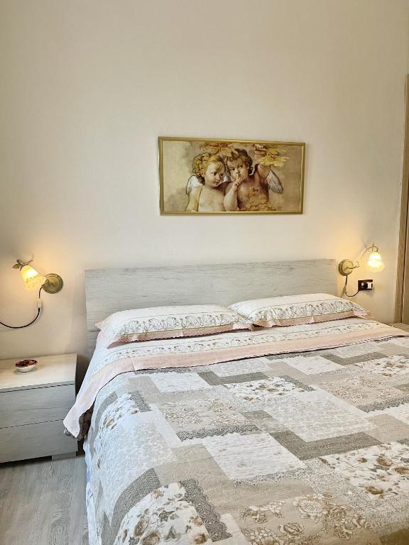 a bedroom with a bed with a painting on the wall at Casa Linda in Corsico