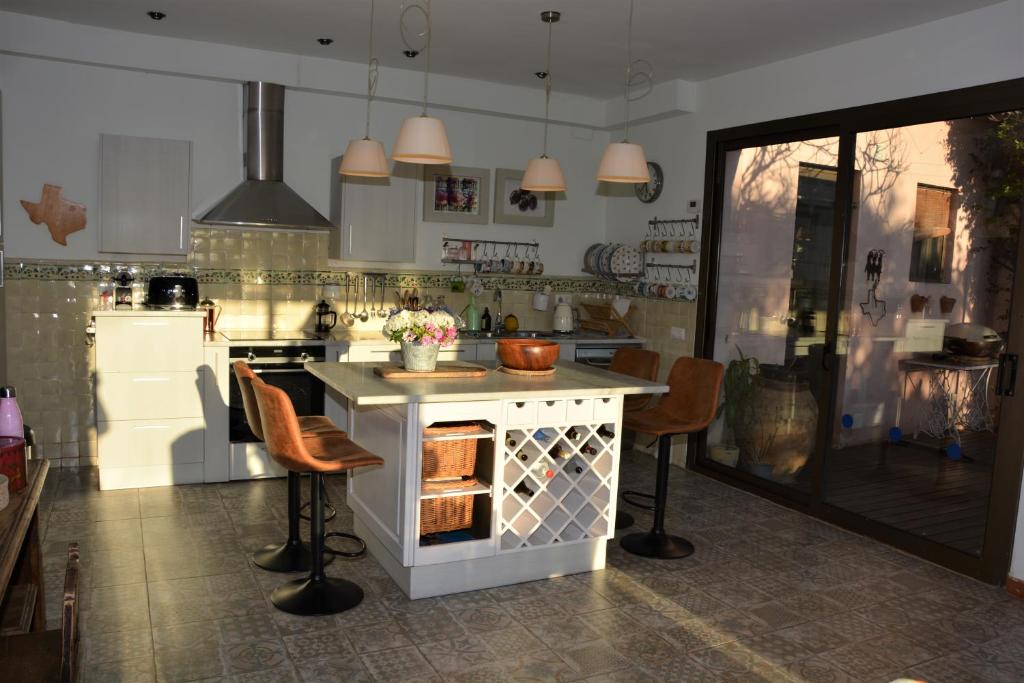 A kitchen or kitchenette at Villa Sitges Julia Vista Espectacular 2 k m s de la Playa Comoda & Area Tranquila Amplitud interior y plana