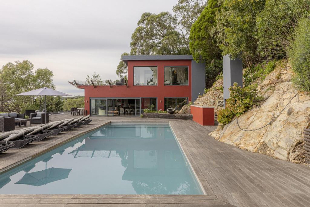 una casa su una collina con piscina di Carmim Villa by Cadenzalux a Malveira da Serra