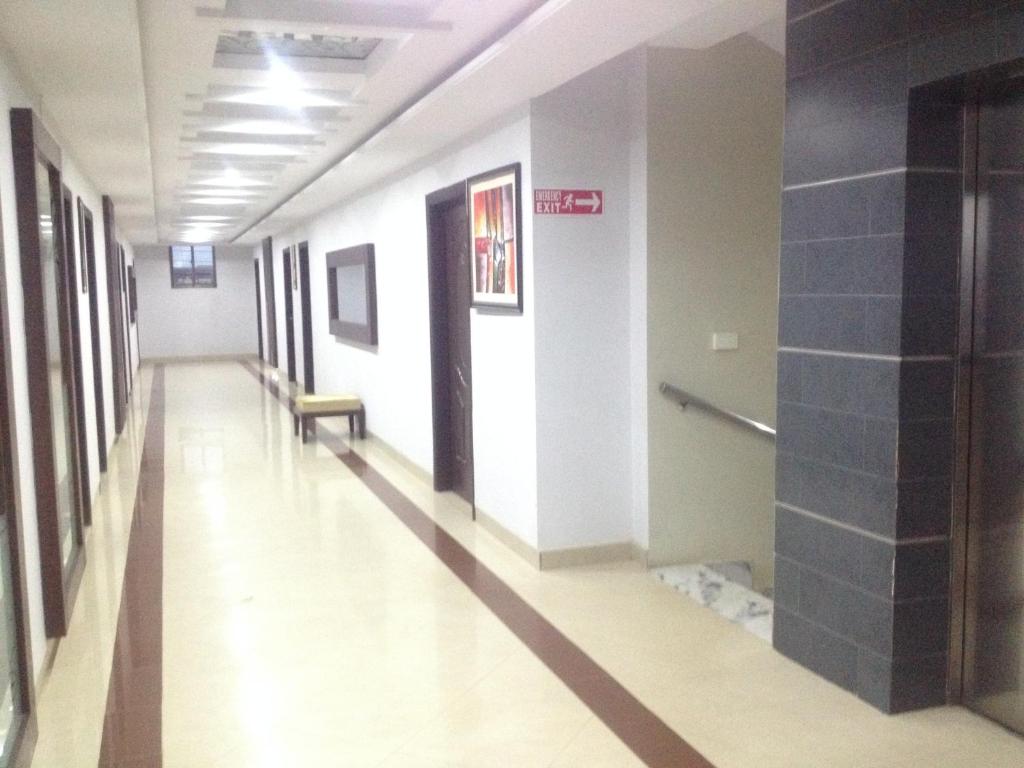 pusty korytarz w szpitalu z ławką w obiekcie Five Mounts Hotel And Restaurant w mieście Multan