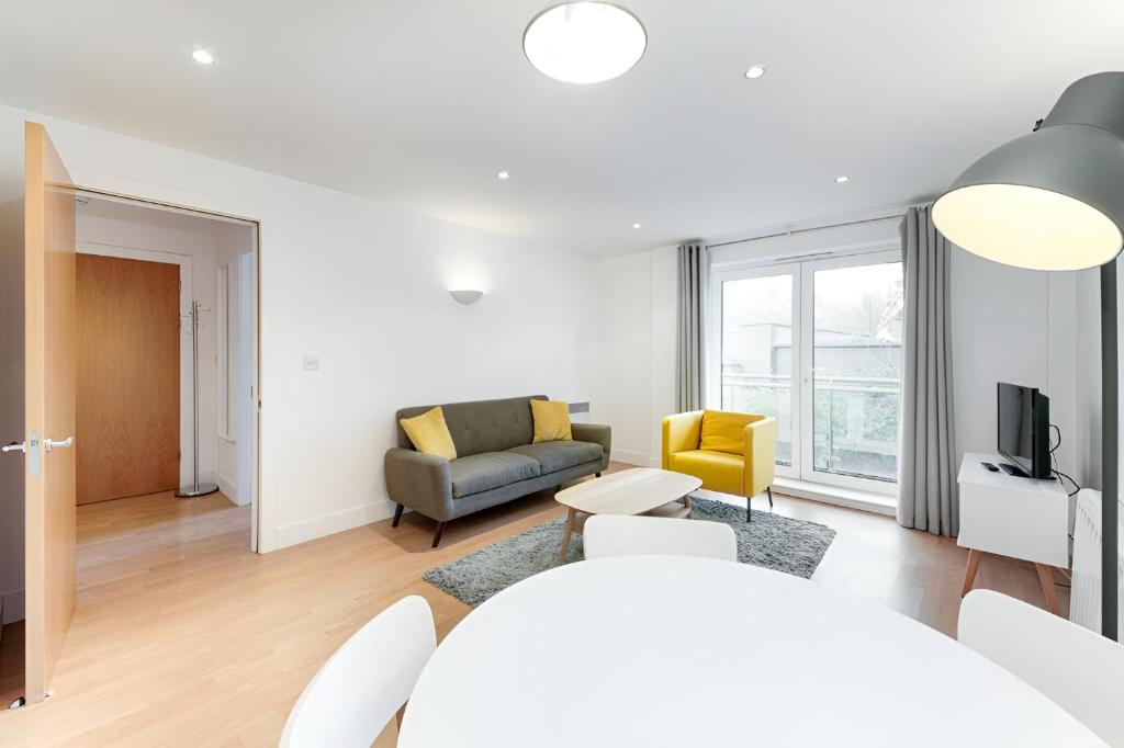 a living room with a couch and a tv at Clerkenwell Serviced Apartments in London