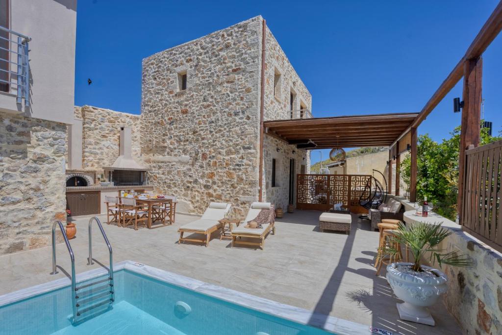 Bazén v ubytování Villa Charaso Maritina private pool by Estia nebo v jeho okolí
