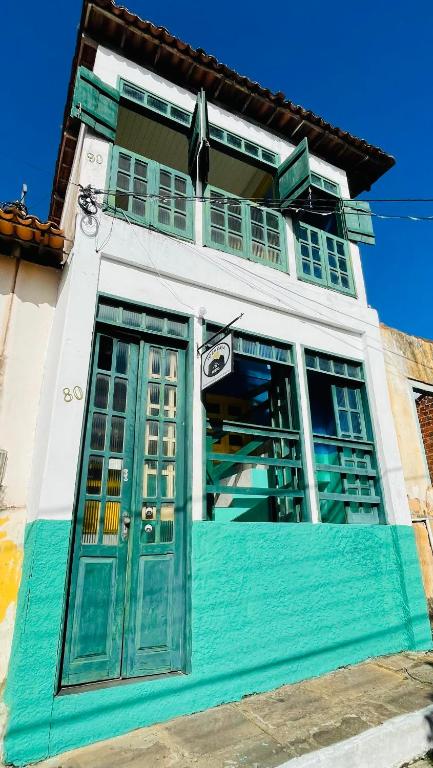 倫索伊斯的住宿－Tô em Casa，一座带绿门和窗户的建筑