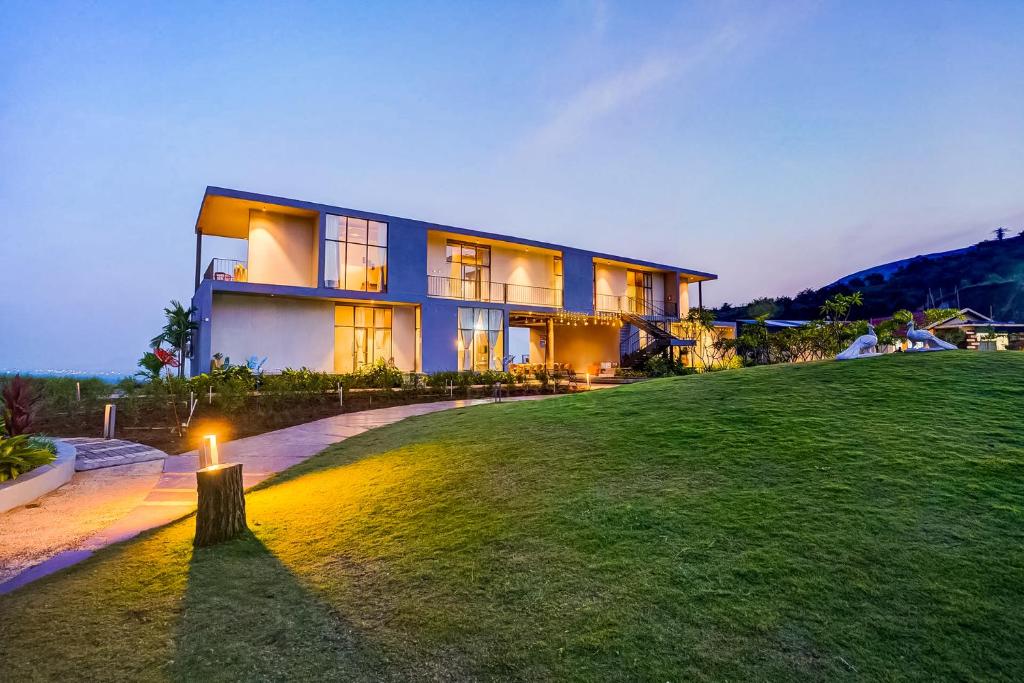 una casa su una collina con una candela davanti di Wabi Sabi Resort, Igatpuri a Igatpuri