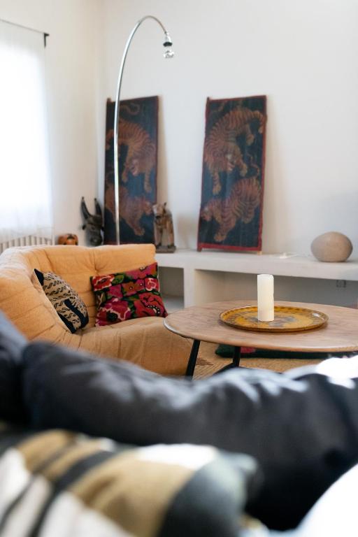 un salon avec un canapé et une table dans l'établissement Lofts L'Écluse, parking gratuit, à Saint-Valery-sur-Somme