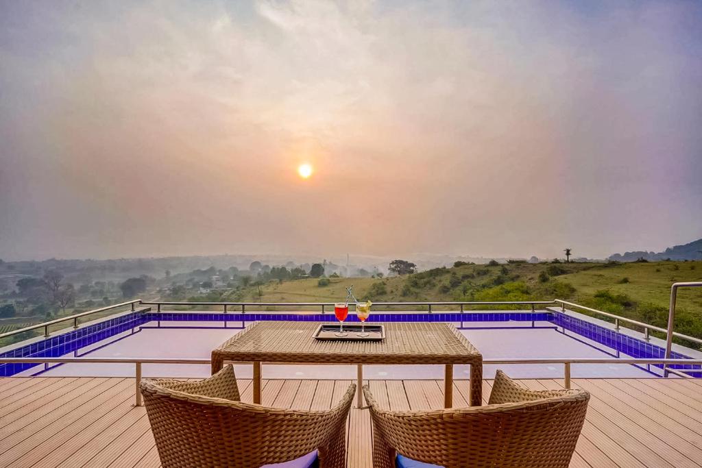 Piscina di Wabi Sabi Resort, Igatpuri o nelle vicinanze