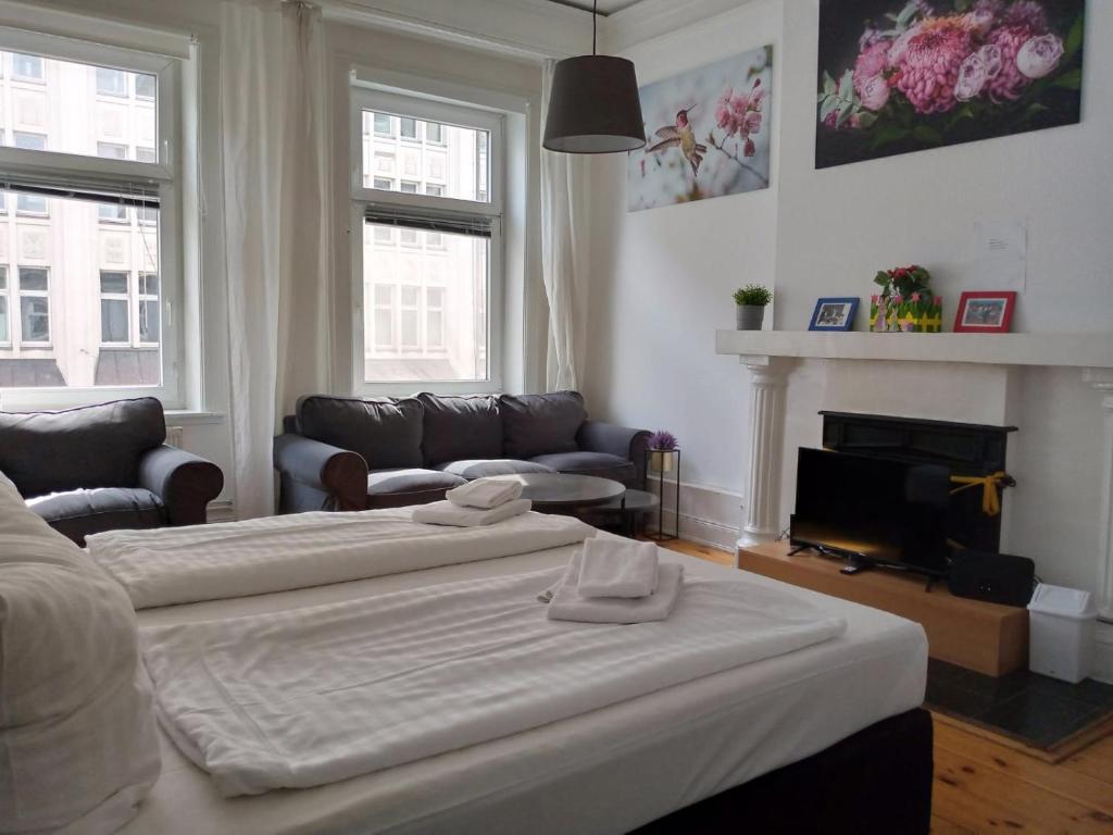 - un salon avec deux lits et une cheminée dans l'établissement Apartments City Center 8, à Hambourg