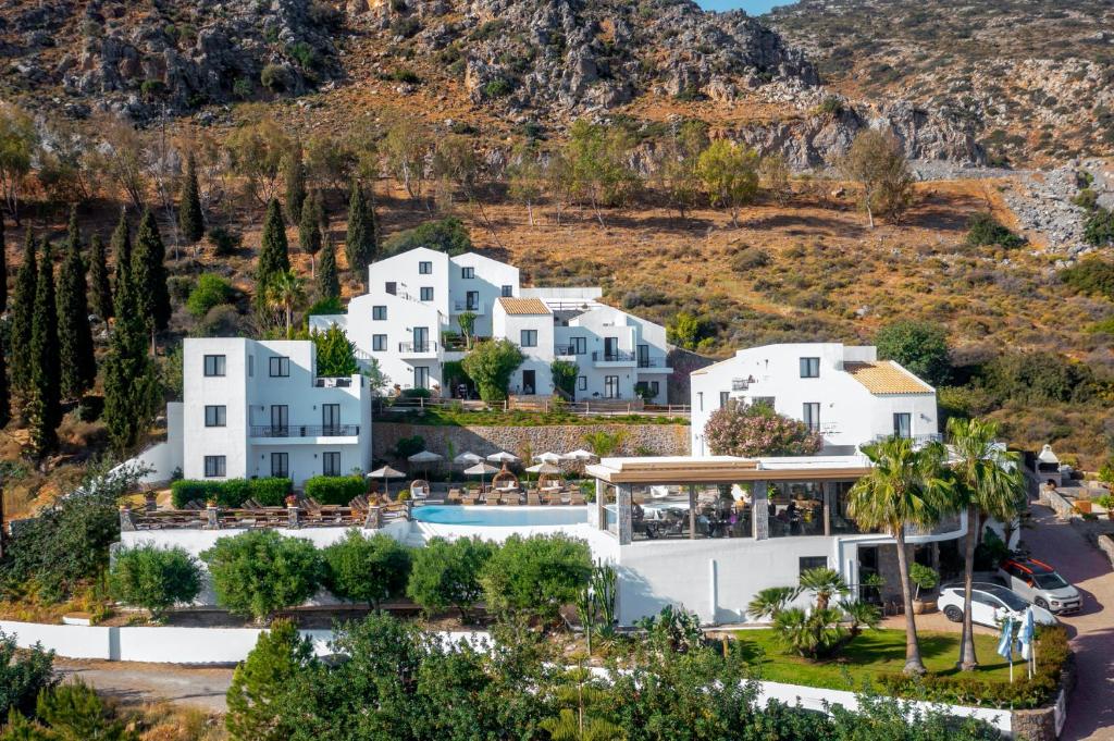 een luchtzicht op een huis met een zwembad bij Creta Blue Boutique Hotel in Chersonissos