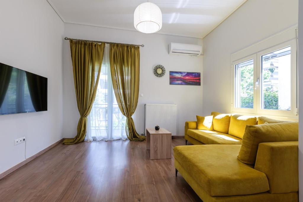 sala de estar con sofá y TV en THE BEST HOUSE IN P.FALIRO NEAR THE SEA vipgreece, en Atenas