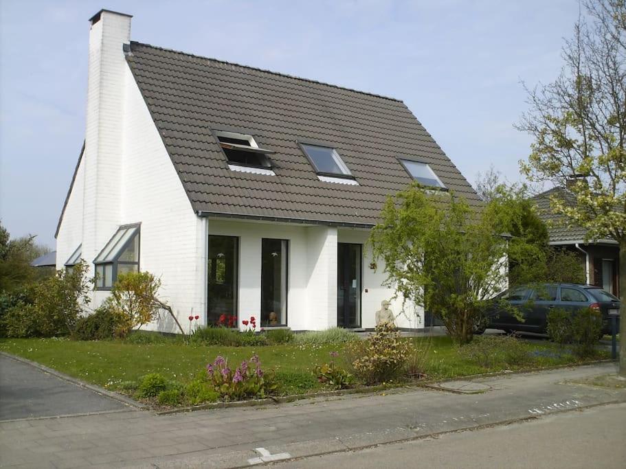 une maison blanche avec un toit noir dans l'établissement Huis met 4 slaapkamers tussen Antwerpen en Brussel, à Rumst