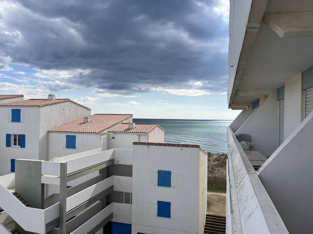 une vue sur l'océan depuis le balcon d'un immeuble dans l'établissement Appartement Plage Direct, 1 Chambre, 4 Couchages, Non-Fumeur - FR-1-324A-23, à Saint-Hilaire-de-Riez