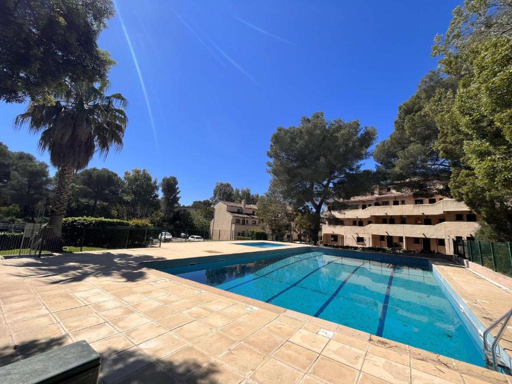une piscine devant un immeuble dans l'établissement Appartement 3P en rez-de-jardin avec piscine et parking, à 600m de la plage - Saint-Raphaël - FR-1-226A-151, à Saint-Raphaël